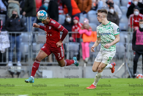 20.01.2022, xrolx, FC Bayern Muenchen - SpvGG Greuther Fuerth, v.l. Serge Gnabry (FC Bayern Muenchen) und Luca Itter (SpVgg Greuther Fuerth) im Zweikampf / battle for the ball