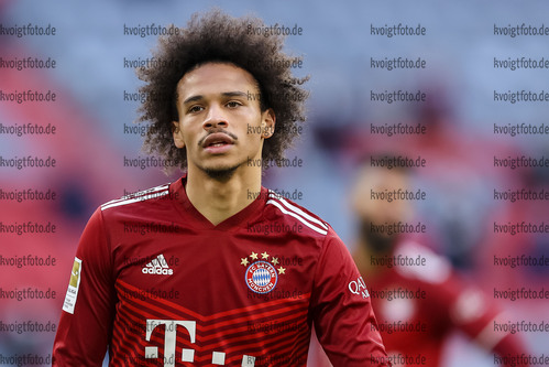20.01.2022, xrolx, FC Bayern Muenchen - SpvGG Greuther Fuerth, v.l. Leroy Sane (FC Bayern Muenchen) schaut / looks on