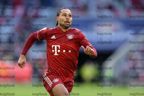 20.01.2022, xrolx, FC Bayern Muenchen - SpvGG Greuther Fuerth, v.l. Serge Gnabry (FC Bayern Muenchen) schaut / looks on