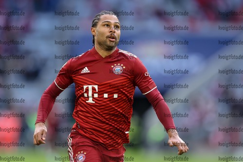 20.01.2022, xrolx, FC Bayern Muenchen - SpvGG Greuther Fuerth, v.l. Serge Gnabry (FC Bayern Muenchen) schaut / looks on