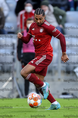20.01.2022, xrolx, FC Bayern Muenchen - SpvGG Greuther Fuerth, v.l. Serge Gnabry (FC Bayern Muenchen) in Aktion, am Ball, Einzelaktion / controls the ball