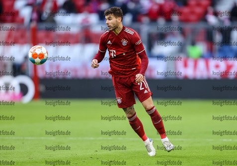 20.01.2022, xrolx, FC Bayern Muenchen - SpvGG Greuther Fuerth, v.l. Lucas Hernandez (FC Bayern Muenchen) in Aktion, am Ball, Einzelaktion / controls the ball