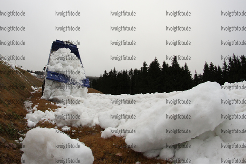 28.12.2016, xkvx, Wintersport, Vorbereitungen Biathlon Weltcup Oberhof v.l. Schnee wird aus dem Schneedepot an der DKB Skihalle abtransportiert / Schnee wird von LKW an der Henkel-Schleife abgeladen / Schnee wird in der Skiarena abgeladen