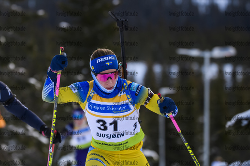 01.12.2019, xkvx, Biathlon IBU Cup Sjusjoen, Verfolgung Frauen, v.l. Anna Magnusson (Sweden) in aktion / in action competes