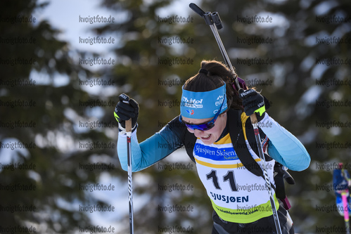 01.12.2019, xkvx, Biathlon IBU Cup Sjusjoen, Verfolgung Frauen, v.l. Camille Bened (France) in aktion / in action competes