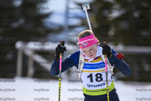 01.12.2019, xkvx, Biathlon IBU Cup Sjusjoen, Verfolgung Frauen, v.l. Amanda Lightfoot (Great Britain) in aktion / in action competes