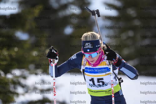 01.12.2019, xkvx, Biathlon IBU Cup Sjusjoen, Verfolgung Frauen, v.l. Michela Carrara (Italy) in aktion / in action competes