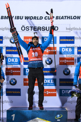 04.12.2019, xkvx, Biathlon IBU Weltcup Oestersund, Einzel Herren, v.l. Martin Fourcade (France) gewinnt die Goldmedaille / wins the gold medal
