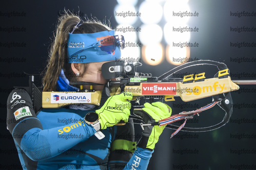06.12.2019, xkvx, Biathlon IBU Weltcup Oestersund, Training Damen, v.l. Caroline Colombo (France) in aktion am Schiessstand / at the shooting range