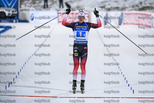 07.12.2019, xkvx, Biathlon IBU Weltcup Oestersund, Staffel Herren, v.l. Johannes Thingnes Boe (Norway) gewinnt die Goldmedaille / wins the gold medal