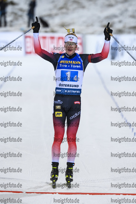 07.12.2019, xkvx, Biathlon IBU Weltcup Oestersund, Staffel Herren, v.l. Johannes Thingnes Boe (Norway) gewinnt die Goldmedaille / wins the gold medal