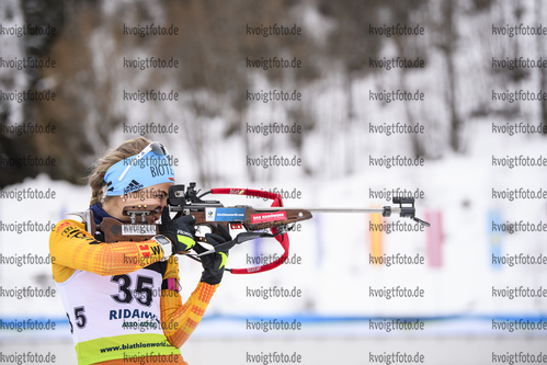 12.12.2019, xkvx, Biathlon IBU Cup Ridnaun, Supersprint Quali Damen, v.l. Marion Deigentesch (Germany) in aktion am Schiessstand / at the shooting range