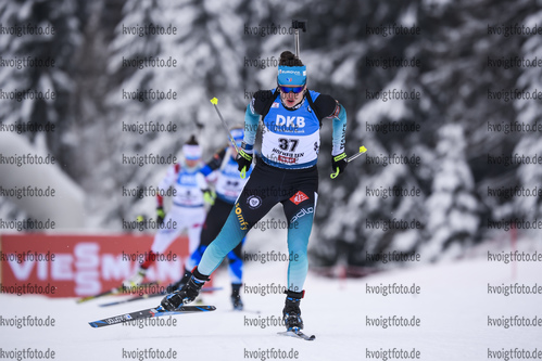 13.12.2019, xkvx, Biathlon IBU Weltcup Hochfilzen, Sprint Damen, v.l. Julia Simon (France) in aktion / in action competes