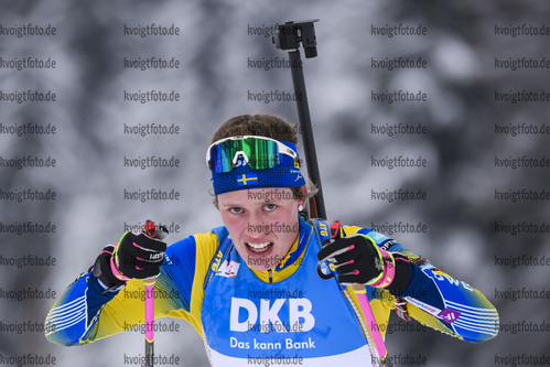 13.12.2019, xkvx, Biathlon IBU Weltcup Hochfilzen, Sprint Damen, v.l. Elvira Oeberg (Sweden) in aktion / in action competes