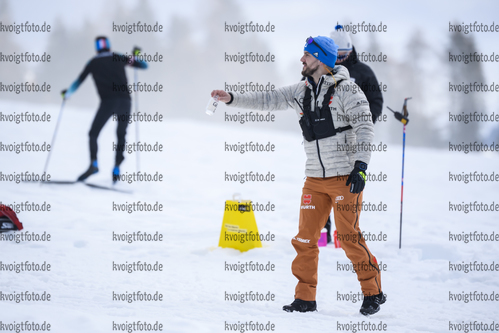 18.12.2019, xkvx, Biathlon IBU Cup Obertilliach, Short Individual Herren, v.l. Physiotherapeut Robin Keiner (Germany) in aktion / in action competes
