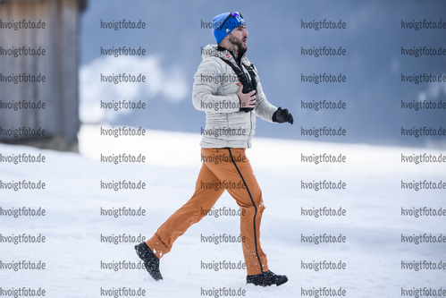 18.12.2019, xkvx, Biathlon IBU Cup Obertilliach, Short Individual Herren, v.l. Physiotherapeut Robin Keiner (Germany) in aktion / in action competes