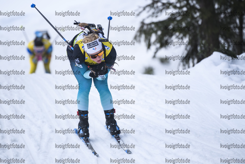 18.12.2019, xkvx, Biathlon IBU Cup Obertilliach, Short Individual Damen, v.l. Sophie Chauveau (France) in aktion / in action competes