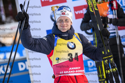 19.12.2019, xkvx, Biathlon IBU Weltcup Le Grand Bornand, Sprint Herren, v.l. Johannes Thingnes Boe (Norway) bei der Siegerehrung / at the medal ceremony