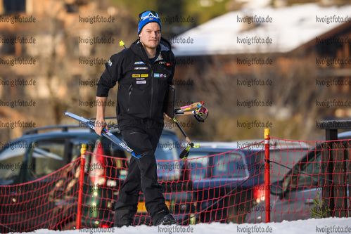 19.12.2019, xkvx, Biathlon IBU Weltcup Le Grand Bornand, Sprint Herren, v.l. Coach Johannes Lukas (Sweden) in aktion / in action competes