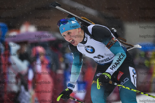 20.12.2019, xkvx, Biathlon IBU Weltcup Le Grand Bornand, Sprint Damen, v.l. Julia Simon (France) in aktion / in action competes
