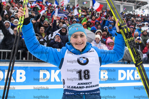 20.12.2019, xkvx, Biathlon IBU Weltcup Le Grand Bornand, Sprint Damen, v.l. Justine Braisaz (France) nach der Siegerehrung / after the medal ceremony
