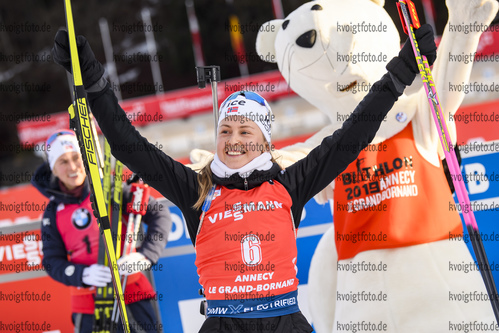 22.12.2019, xkvx, Biathlon IBU Weltcup Le Grand Bornand, Verfolgung Damen, v.l. Ingrid Landmark Tandrevold (Norway) bei der Siegerehrung / at the medal ceremony