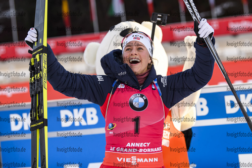 22.12.2019, xkvx, Biathlon IBU Weltcup Le Grand Bornand, Verfolgung Damen, v.l. Tiril Eckhoff (Norway) bei der Siegerehrung / at the medal ceremony
