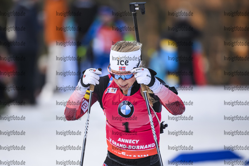 22.12.2019, xkvx, Biathlon IBU Weltcup Le Grand Bornand, Verfolgung Damen, v.l. Tiril Eckhoff (Norway) in aktion / in action competes