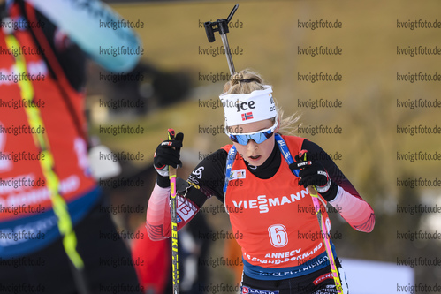 22.12.2019, xkvx, Biathlon IBU Weltcup Le Grand Bornand, Verfolgung Damen, v.l. Ingrid Landmark Tandrevold (Norway) in aktion / in action competes