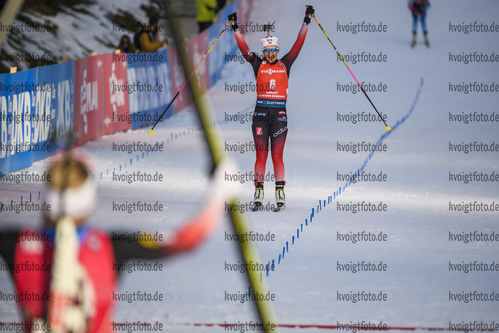 22.12.2019, xkvx, Biathlon IBU Weltcup Le Grand Bornand, Verfolgung Damen, v.l. Ingrid Landmark Tandrevold (Norway) gewinnt die Silbermedaille / wins the silver medal