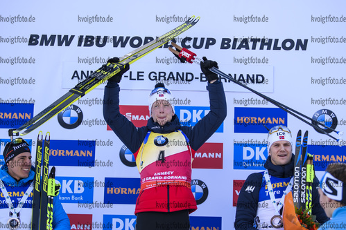 22.12.2019, xkvx, Biathlon IBU Weltcup Le Grand Bornand, Verfolgung Herren, v.l. Thingnes Boe Johannes (Norway) bei der Siegerehrung / at the medal ceremony