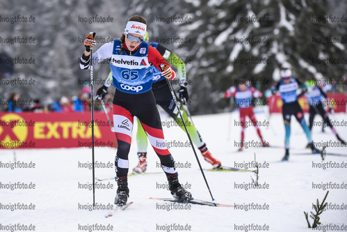 28.12.2019, xkvx, Langlauf Tour de Ski Lenzerheide, Massenstart Damen, v.l. Lisa Unterweger (Austria) in aktion / in action competes