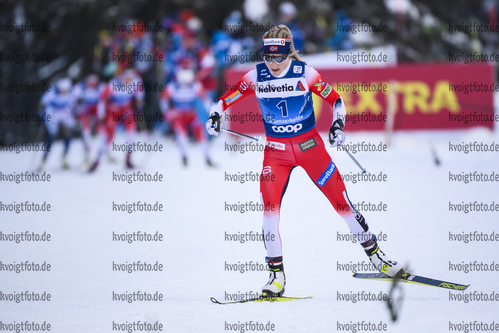 28.12.2019, xkvx, Langlauf Tour de Ski Lenzerheide, Massenstart Damen, v.l. Therese Johaug (Norway) in aktion / in action competes
