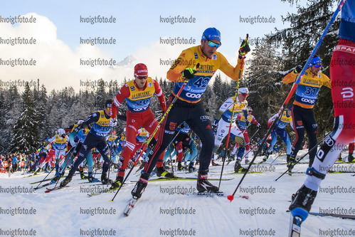 28.12.2019, xkvx, Langlauf Tour de Ski Lenzerheide, Massenstart Herren, v.l. Lucas Boegl (Germany) in aktion / in action competes