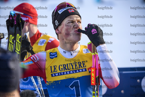 28.12.2019, xkvx, Langlauf Tour de Ski Lenzerheide, Massenstart Herren, v.l. Johannes Hoesflot Klaebo (Norway) im Ziel / at the finish