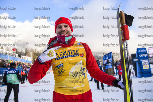 28.12.2019, xkvx, Langlauf Tour de Ski Lenzerheide, Massenstart Herren, v.l. Sergey Ustiugov (Russia) nach der Siegerehrung / after the flower ceremony