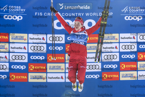 29.12.2019, xkvx, Langlauf Tour de Ski Lenzerheide, Sprint Finale, v.l. Natalia Nepryaeva (Russia) bei der Siegerehrung / at the flower ceremony