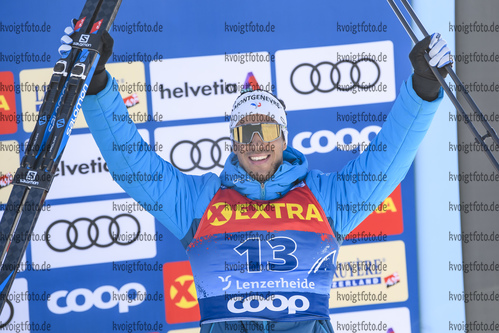 29.12.2019, xkvx, Langlauf Tour de Ski Lenzerheide, Sprint Finale, v.l. Richard Jouve (France) bei der Siegerehrung / at the flower ceremony