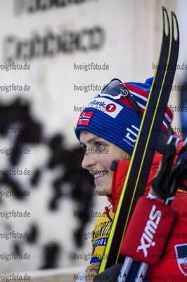 31.12.2019, xkvx, Langlauf Tour de Ski Toblach, Einzel Damen, v.l. Therese Johaug (Norway) vor der Siegerehrung / before the flower ceremony