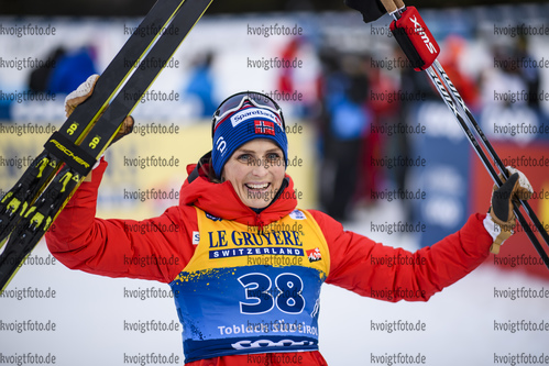 31.12.2019, xkvx, Langlauf Tour de Ski Toblach, Einzel Damen, v.l. Therese Johaug (Norway) vor der Siegerehrung / beforde the flower ceremony