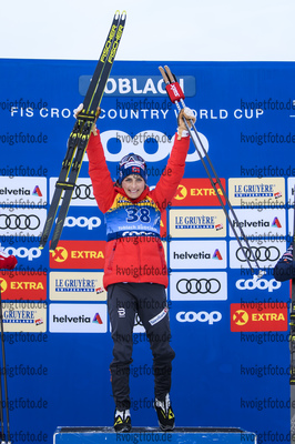31.12.2019, xkvx, Langlauf Tour de Ski Toblach, Einzel Damen, v.l. Therese Johaug (Norway) bei der Siegerehrung / at the flower ceremony
