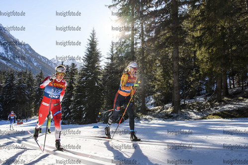 01.01.2020, xkvx, Langlauf Tour de Ski Toblach, Pursuit Damen, v.l. Tiril Udnes Weng (Norway) and Victoria Carl (Germany) in aktion / in action competes