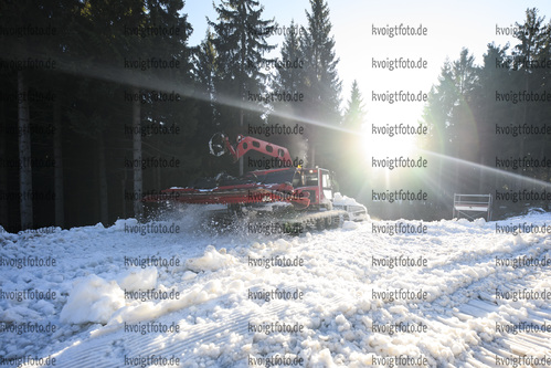 02.01.2020, xkvx, Biathlon IBU Weltcup Oberhof, Vorbereitungen, v.l. Pistenraube verteilt den Schnee auf der Strecke / distributes the snow on the track