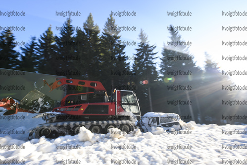02.01.2020, xkvx, Biathlon IBU Weltcup Oberhof, Vorbereitungen, v.l. Pistenraube verteilt den Schnee auf der Strecke / distributes the snow on the track