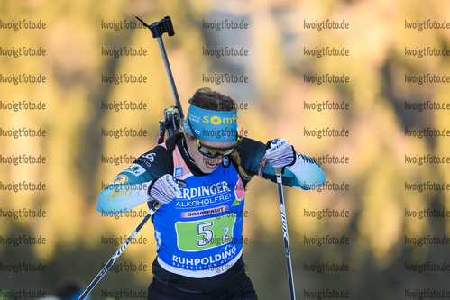 17.01.2019, xkvx, Biathlon IBU Weltcup Ruhpolding, Staffel Damen, v.l. Anais Bescond (France) in aktion / in action competes