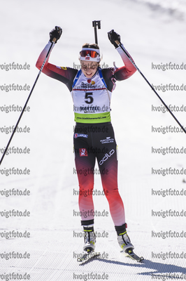 09.02.2020, xkvx, Biathlon IBU Cup Martell, Massenstart Damen, v.l. Ida Lien (Norway) in aktion / in action competes