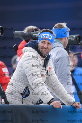 12.02.2020, xkvx, Biathlon IBU Weltmeisterschaft Antholz, Training Damen und Herren, v.l. Coach Florian Steirer (Germany) schaut / looks on