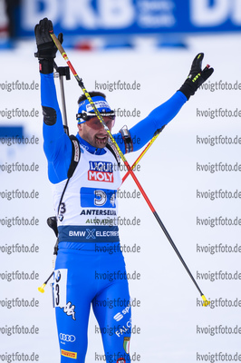 13.02.2020, xkvx, Biathlon IBU Weltmeisterschaft Antholz, Mixed Staffel, v.l. Dominik Windisch (Italy) im Ziel / in the finish