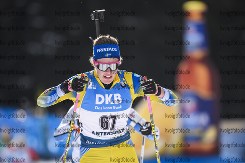 14.02.2020, xkvx, Biathlon IBU Weltmeisterschaft Antholz, Sprint Damen, v.l. Elvira Oeberg (Sweden) in aktion / in action competes