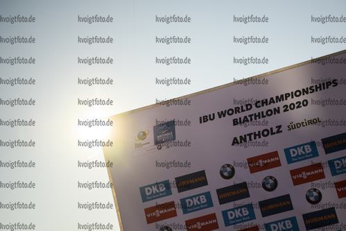 18.02.2020, xkvx, Biathlon IBU Weltmeisterschaft Antholz, Einzel Damen, v.l. Antholz Logo  / 
